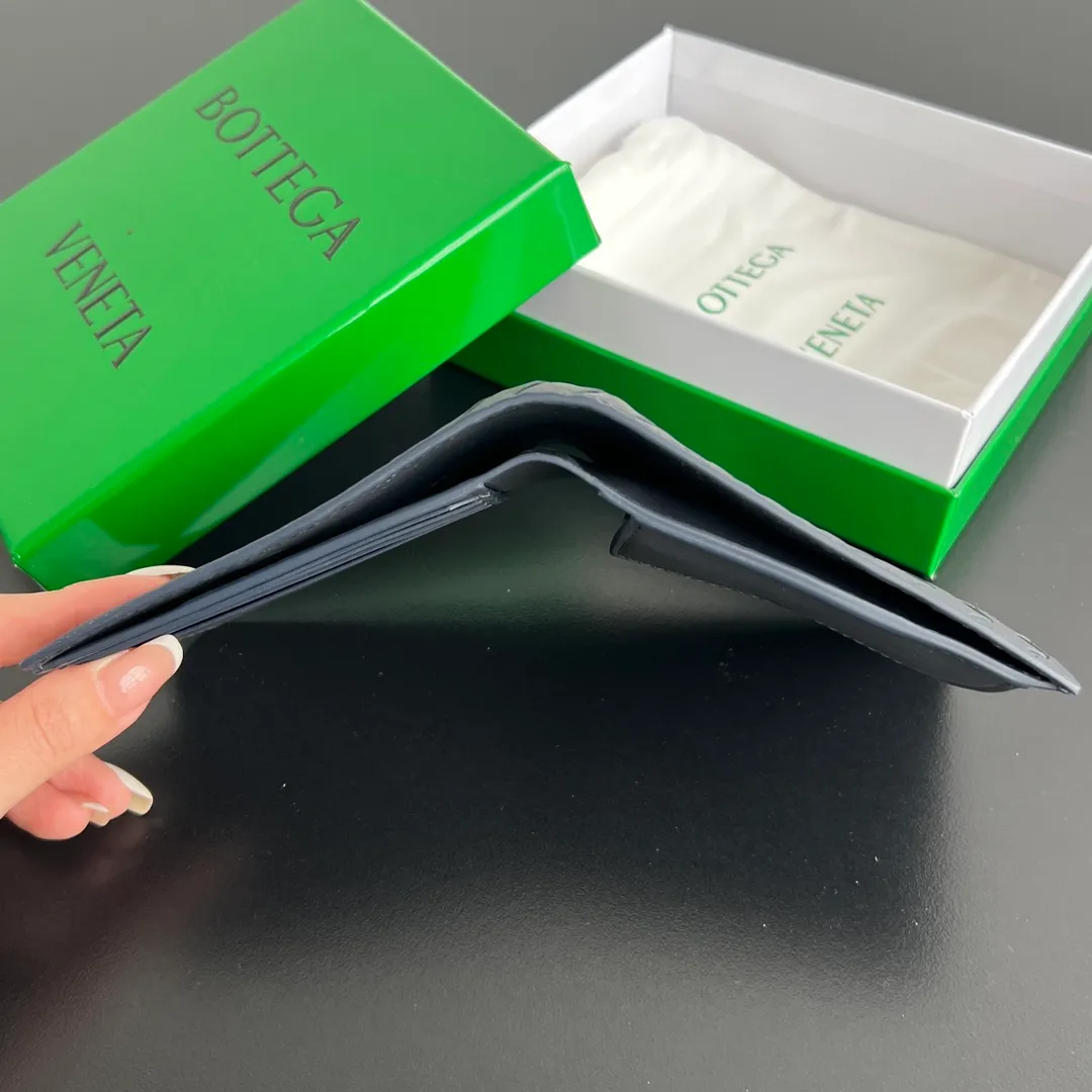 #Bv New Bi-fold Short Clip with Coin Pouch 805654👏 Finally a men’s wallet with a coin pouch! You can easily find change🤏 Made of original cowhide, it is soft and delicate and will make people want to touch it all the time. It is equipped with 4 card slots, 2 banknote compartments, 2 extra pockets, and 1 coin purse. It is very tasteful and low-key. It is very good in terms of texture and practicality. Highly recommended👍👍 Size: 11x9.5 p600
